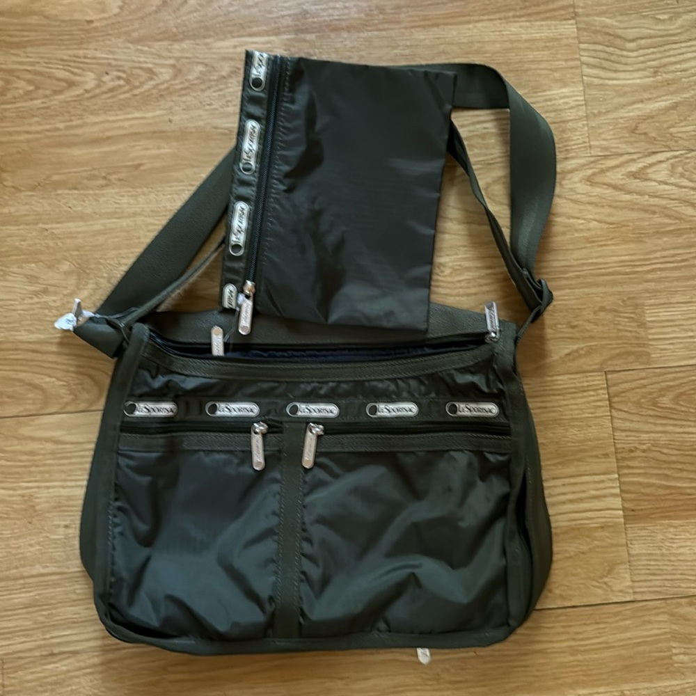NWT Deluxe everyday bag with matching pouch. Color Cactus